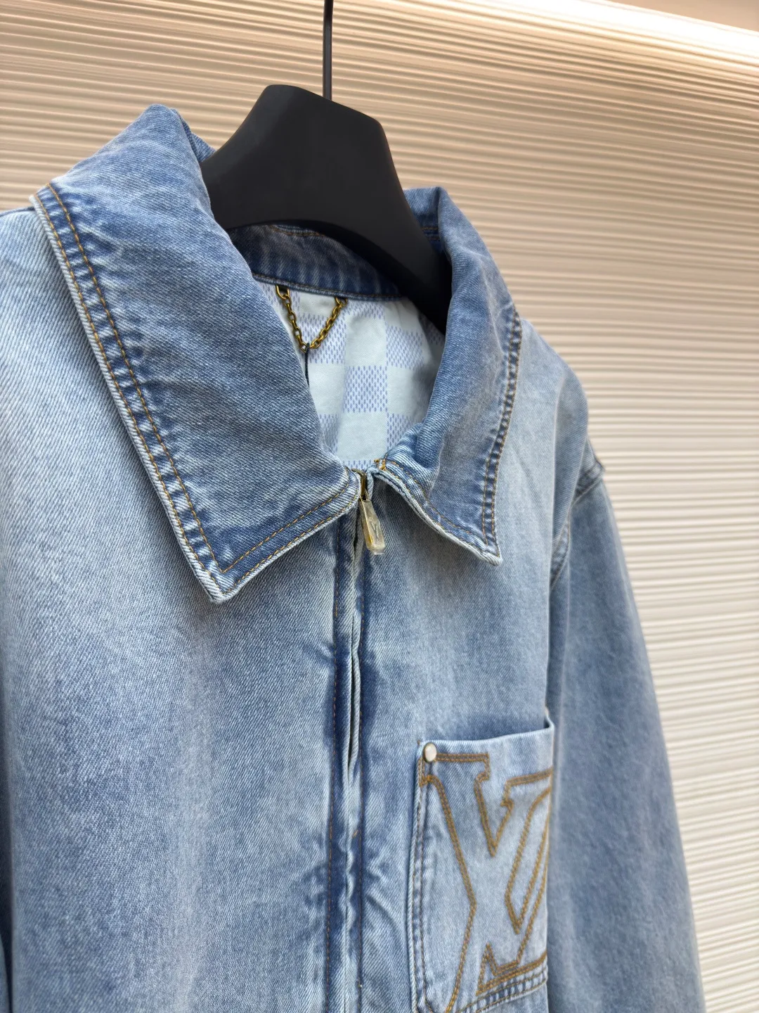 LOUIS VUITTON patch letter denim jacket ●Authentic product: Purchased and developed by 21599 ●Item number: 1680048-B75 ●Material: denim denim fabric ●Technology: embroidery production ●Version: fitted version ●Weight: about 1075 grams ●Size: 46-48-50-52 ●Description: The iconic pattern of the brand's presbyopia logo It has a strong street American style and is very chic. The whole piece is still the same loose version as always, which hides the flesh. The regular denim lapel design gives people a smart and generous look. Customized logo buttons and leather labels come with a full set of accessories. It is cool, stylish and fairy-like. It is also an absolute C-position piece and is highly recommended!  Very heavy work, exquisite details, special washing process, multiple washings can show the same perfect washing color effect as the original. You’ll know it once you get it. It’s self-evident how popular it is once it’s released. It has no gender boundaries and looks great with couples’ outfits. It’s versatile and effortless. The overall wiring is straight and delicate, the fabric is comfortable and soft, and the color is consistent without color difference. It can be matched with the same style to create a fashionable look and control various occasions. Customized accessories, complete with three standards, same style for men and women!